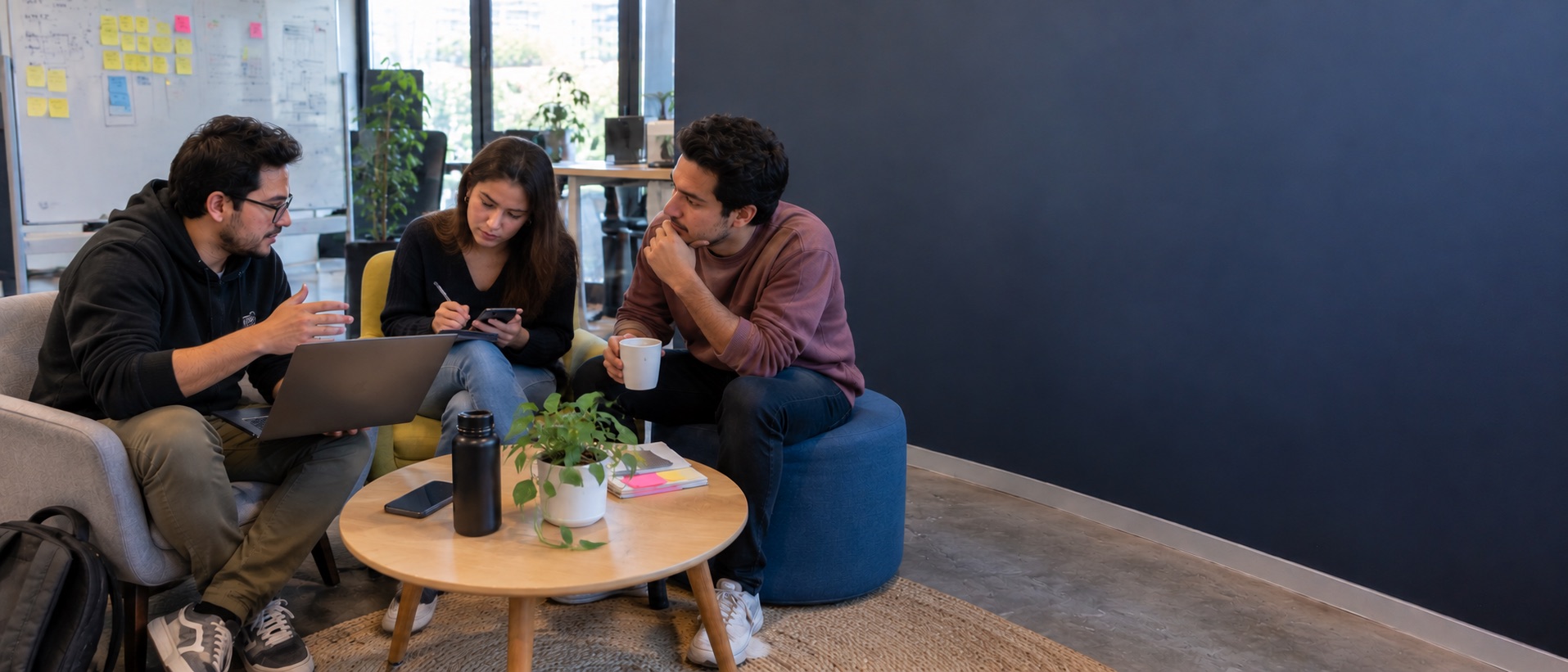 Equipo de Astra Hosting trabajando en la agencia